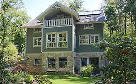 Moderne Wohnung im skandinavischen Stil am Waldrand